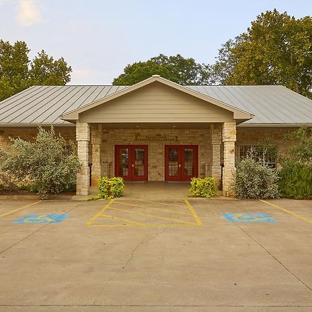 Fredericksburg Inn And Suites Bagian luar foto