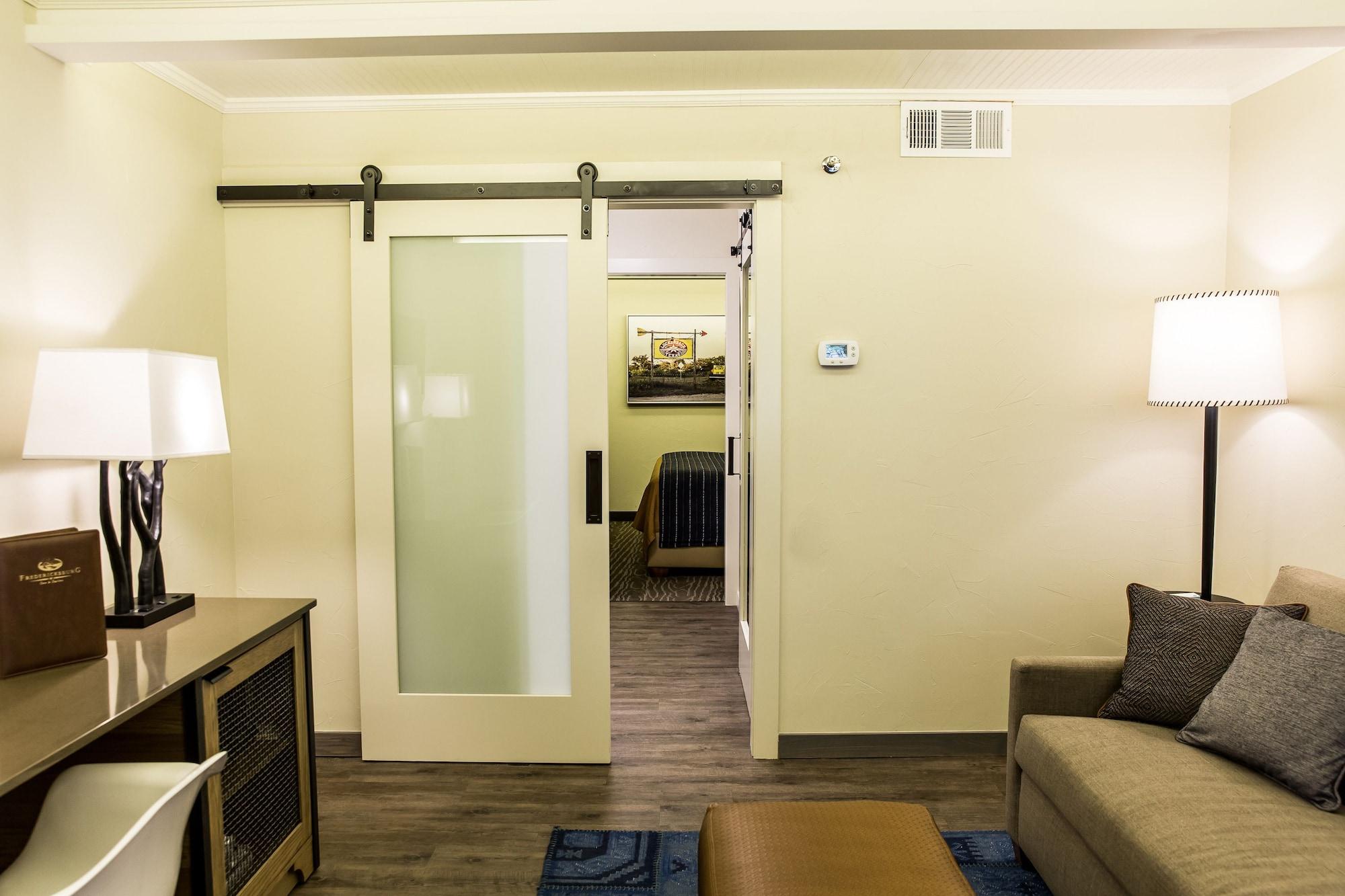 Fredericksburg Inn And Suites Bagian luar foto