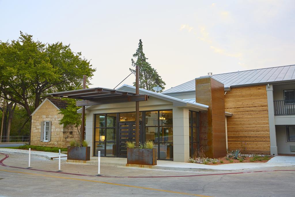 Fredericksburg Inn And Suites Bagian luar foto