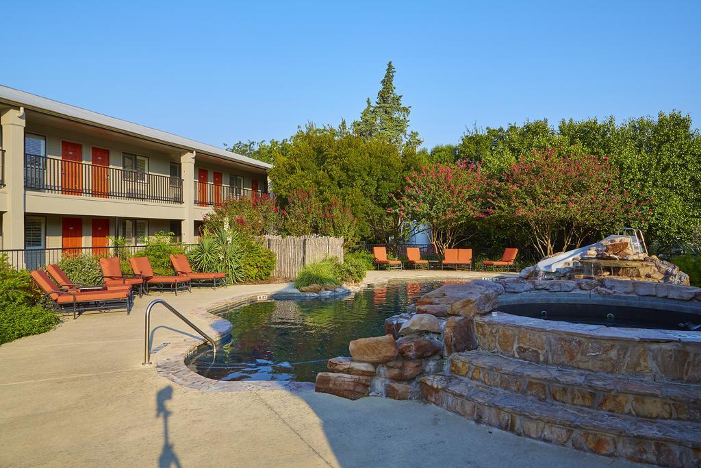 Fredericksburg Inn And Suites Bagian luar foto